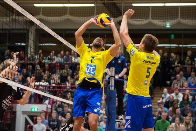 11.11.2015, Vechtesporthalle, Schuettorf Volleyball, DVV-Pokal Achtelfinale, FC Schüttorf Schuettorf 09 vs. VfB Friedrichshafen Zuspiel Arslan Eksi ( 7 Friedrichshafen), Alexey Nalobin ( 5 Friedrichshafen)