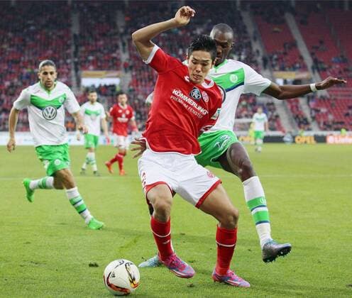 Japanese striker Muto makes assist as Mainz win in Bundesliga game Japanese striker Yoshinori Muto (foreground) of FSV Mainz 05 competes fiercely with a VfL Wolfsburg player in the second half of a Bundesliga game at home on Nov. 7, 2015. Muto made an assist, contributing to the team s 2-0 win, their first in four games. 