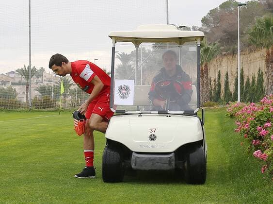Fußball, Nationalteam Österreich Training SOCCER - AUT, friendly match, preview ALICANTE,12.NOV.15 - SOCCER - OEFB international match, training team AUT. Image shows Robert Gucher and head coach Marcel Koller (AUT). GEPAxpictures xChristianxOrt