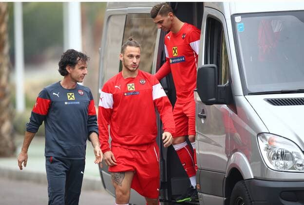 Fußball, Nationalteam Österreich Training SOCCER - AUT, friendly match, preview ALICANTE,12.NOV.15 - SOCCER - OEFB international match, training team AUT. Image shows sports scientists Gerhard Zallinger, Marko Arnautovic and Aleksandar Dragovic (AUT). GEPAxpictures xChristianxOrt