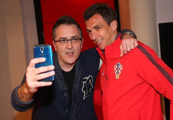 Fußball, Nationalteam Kroatien in Zagreb Croatian footballers have seen the show Spektakluk 11.11.2015., Zagreb, Croatia - Croatian footballers have seen the show Spektakluk starring by Tarik Filipovic and Rene Bitorajac. After the show footballers hung out with actors. Tarik Filipovic, Mario Mandzukic.  JuricaxGaloic PIXSELL