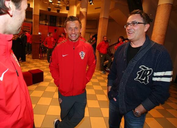 Fußball, Nationalteam Kroatien in Zagreb Croatian footballers have seen the show Spektakluk 11.11.2015., Zagreb, Croatia - Croatian footballers have seen the show Spektakluk starring by Tarik Filipovic and Rene Bitorajac. After the show footballers hung out with actors. Ivica Olic, Tarik Filipovic.  JuricaxGaloic PIXSELL