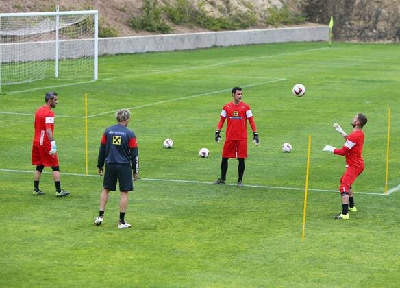 Fußball, Nationalteam Österreich Training SOCCER - AUT, friendly match, preview ALICANTE,12.NOV.15 - SOCCER - OEFB international match, training team AUT. Image shows goalkeeper coach Klaus Lindenberger, Ramazan Oezcan, Heinz Lindner and Andreas Lukse (AUT). GEPAxpictures xChristianxOrt