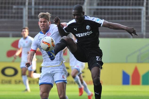 12.11.2015, xtkx, Fussball Testspiel, FSV Mainz 05 - SV Sandhausen v.l. Florian Niederlechner (Mainz 05) , Seyi Olajenbesi (SV Sandhausen) ,