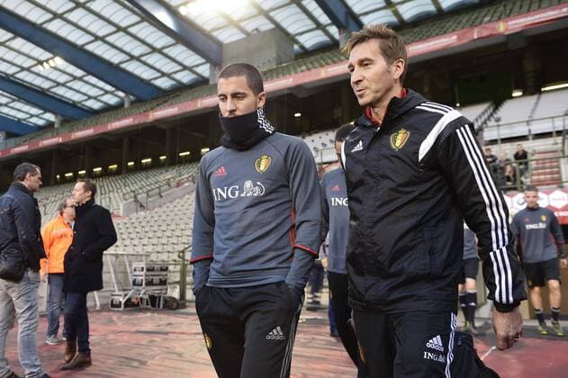 Fußball, Training Nationalteam Belgien Hazard Eden midfielder of Belgium talking to Van Crombrugge Kris doctor of Belgian Team d FOOTBALL : Entrainement Equipe Belgique - Bruxelles - 12 11 2015 PhotoNews Panoramic 