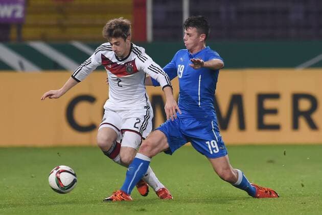 Osnabrueck Deutschland 12. November 2015: U20 Laenderspiel 2015 - Deutschland vs. Italien. Massimiliamo Gatto (Italien) im Zweikampf gegen Lukas Klünter Kluenter (Deutschland). mt