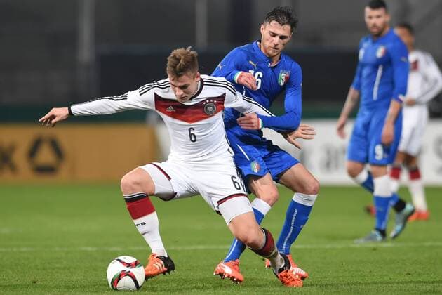 Osnabrueck Deutschland 12. November 2015: U20 Laenderspiel 2015 - Deutschland vs. Italien. Michele Rocca(Italien) im Zweikampf gegen Max Christiansen (Deutschland). mt
