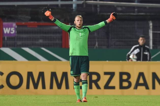 Osnabrueck Deutschland 12. November 2015: U20 Laenderspiel 2015 - Deutschland vs. Italien. Torwart Marvin Schwäbe Schwaebe (Deutschland) mt