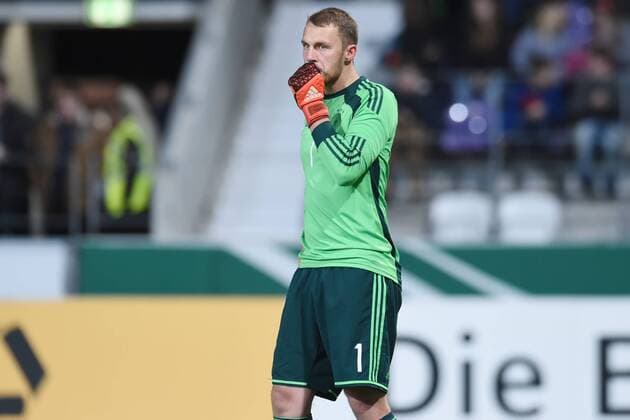 Osnabrueck Deutschland 12. November 2015: U20 Laenderspiel 2015 - Deutschland vs. Italien. Torwart Marvin Schwäbe Schwaebe (Deutschland) unzufrieden enttäuscht enttaeuscht niedergeschlagen. mt