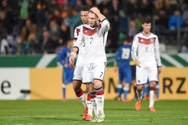 Osnabrueck Deutschland 12. November 2015: U20 Laenderspiel 2015 - Deutschland vs. Italien. Maximilian Dittgen (Deutschland) unzufrieden enttäuscht enttaeuscht niedergeschlagen. mt