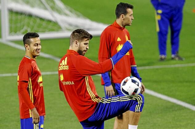 Entrenamiento de Espana en Alicante. En la imagen, Tiago y Pique. Spain s national team Nationalteam training session in Alicante. In this picture, Tiago and Pique. xPabloxGarciax 