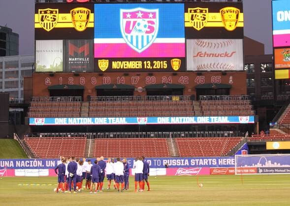 The U.S. Men s National Soccer team gather at midfield before a practice under the lights at Busch Stadium in St. Louis on Novembr 12, 2015. The U.S. will play St. Vincent And The Grenadines, in a FIFA World Cup WM Weltmeisterschaft Fussball Qualifier match on November 13, 2015.  SLP2015111204 BILLxGREENBLATT