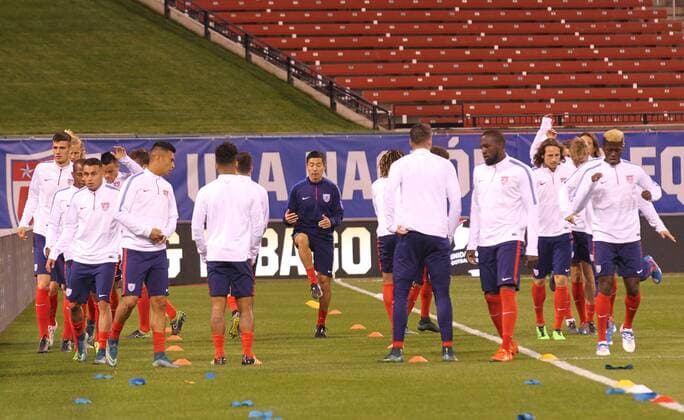 The U.S. Men s National Soccer team stretch before a practice under the lights at Busch Stadium in St. Louis on Novembr 12, 2015. The U.S. will play St. Vincent And The Grenadines, in a FIFA World Cup WM Weltmeisterschaft Fussball Qualifier match on November 13, 2015.  SLP2015111205 BILLxGREENBLATT