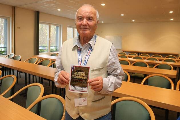Günter Bach (FC Rot Weiss Erfurt,Deutschland) zeigt ein Foto aus seiner aktiven Zeit - 16. BDFL Oldie Fußballtrainer Treffen in der Sportschule Egidius Braun in Leipzig - Einzelbild,Deutschland, Fussball, Mann, Maenner,10.11.2015