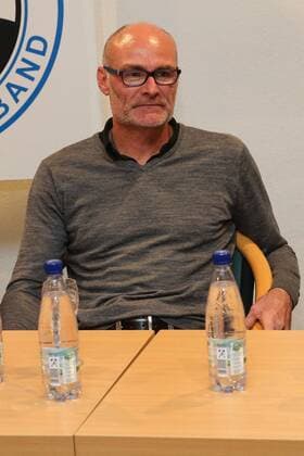 Ralf Hauptmann (Deutschland) - Podiumsgespräch zum Thema Der Fußball im Land des Weltmeisters und in Sachsen während des 16. BDFL Oldie Fußballtrainer Treffen in der Sportschule Egidius Braun in Leipzig - Einzelbild,Deutschland, Fussball, Mann, Maenner,10.11.2015