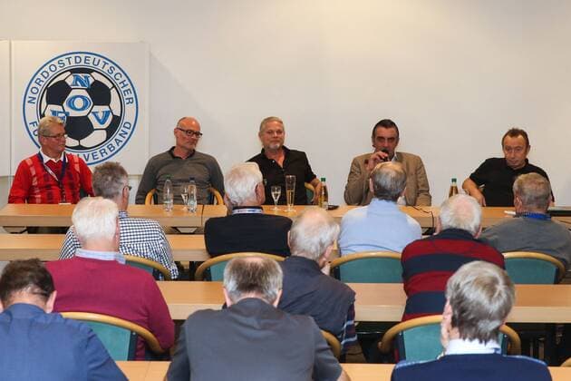 Dr. Ullrich Zempel (Stv. Vorsitzender VG Nordost),Ralf Hauptmann,Moderator Guido Schäfer,Sportdirektor Ralf Minge (li.,Dynamo Dresden),Joachim Streich (Deutschland) - Podiumsgespräch zum Thema Der Fußball im Land des Weltmeisters und in Sachsen während des 16. BDFL Oldie Fußballtrainer Treffen in der Sportschule Egidius Braun in Leipzig - Deutschland, Fussball, Mann, Maenner,10.11.2015