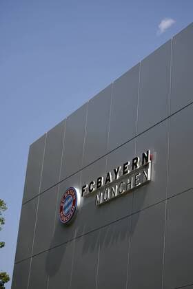 17.08.15 FC Bayern Logo an Fassade an der Säbener Strasse in München. 