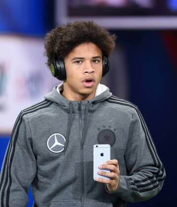 FUSSBALL INTERNATIONAL SAISON 2015 2016 TESTSPIEL Frankreich - Deutschland 13.11.2015 Leroy Sane (Deutschland) mit seinem Apple Iphone und Beats by Dre Kopfhoerern 