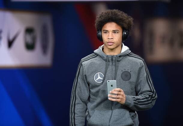 FUSSBALL INTERNATIONAL SAISON 2015 2016 TESTSPIEL Frankreich - Deutschland 13.11.2015 Leroy Sane (Deutschland) mit seinem Apple Iphone und Beats by Dre Kopfhoerern 