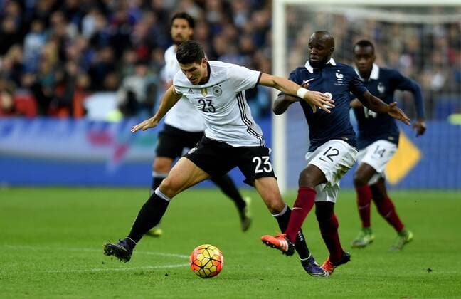 13.11.2015, xfux, Fussball Testspiel, Frankreich - Deutschland, emspor, v.l. Mario Gomez (Deutsche Fussball Nationalmannschaft DFB), Lassana Diarra (Frankreich)