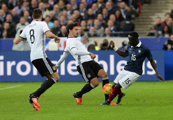 Fussball, Herren, Länderspiel (Testspiel), Saison 2015 2016, Frankreich - Deutschland in Paris, v. l. Julian Draxler (Deutschland), Mats Hummels (Deutschland), Bacary Sagna (Frankreich), 13.11. 2015,
