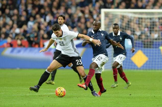 Fussball, Herren, Länderspiel (Testspiel), Saison 2015 2016, Frankreich - Deutschland in Paris, v. l. Mario Gomez (Deutschland), Lassana Diarra (Frankreich), 13.11. 2015,