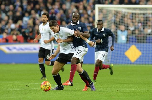 Fussball, Herren, Länderspiel (Testspiel), Saison 2015 2016, Frankreich - Deutschland in Paris, v. l. Mario Gomez (Deutschland), Lassana Diarra (Frankreich), 13.11. 2015,