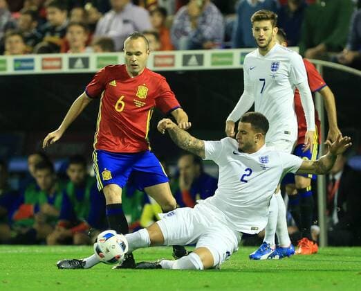 Spain s Iniesta tussles with England s Kyle Walker International Friendly Länderspiel - Spain vs England - Estadio Jose Rico Perez Stadium - Spain - 13th November 2015 - Picture David Klein Sportimage EDITORIAL USE ONLY. No use with unauthorised audio, video, data, fixture lists, club league logos or live services. Online in-match use limited to 120 images, no video emulation. No use in betting, games or single club league player publications.