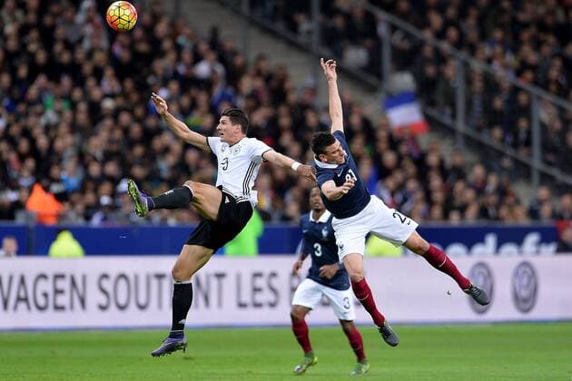 Fußball Länderspiel Frankreich - Deutschland am 13.11.2015 im Stade de France in Paris Mario Gomez ( Deutschland ) - Laurent Koscienly ( Frankreich ), rechts xTTx
