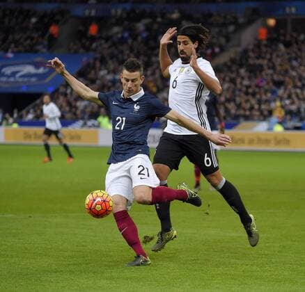 13.11.2015, Fussball Test-Länderspiel, Frankreich - Deutschland, im Stade-De-France in Paris (Frankreich), v.li: Laurent Koscielny (Frankreich) gegen Sami Khedira (Deutschland). 
