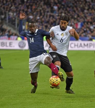 13.11.2015, Fussball Test-Länderspiel, Frankreich - Deutschland, im Stade-De-France in Paris (Frankreich), v.li: Blaise Matuidi (Frankreich) gegen Sami Khedira (Deutschland). 