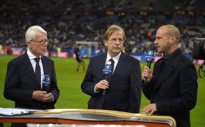 13.11.2015, Fussball Test-Länderspiel, Frankreich - Deutschland, im Stade-De-France in Paris (Frankreich), v.li: DFB-Interimspräsident Rainer Koch li, mit Reinhard Rauball und Mehmet Scholl. 