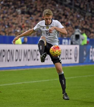 13.11.2015, Fussball Test-Länderspiel, Frankreich - Deutschland, im Stade-De-France in Paris (Frankreich), Matthias Ginter (Deutschland) am Ball. 