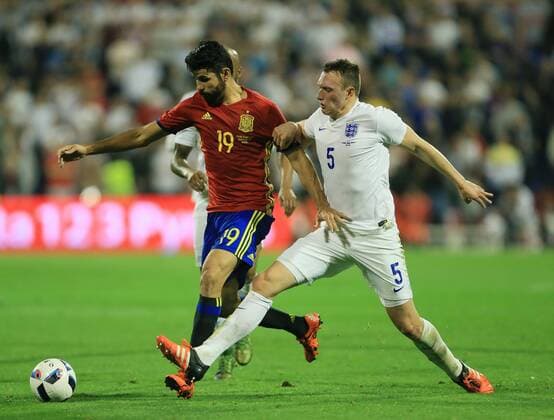 Spain s Diego Costa tussles with England s Phil Jones International Friendly Länderspiel - Spain vs England - Estadio Jose Rico Perez Stadium - Spain - 13th November 2015 - Picture David Klein Sportimage EDITORIAL USE ONLY. No use with unauthorised audio, video, data, fixture lists, club league logos or live services. Online in-match use limited to 120 images, no video emulation. No use in betting, games or single club league player publications.