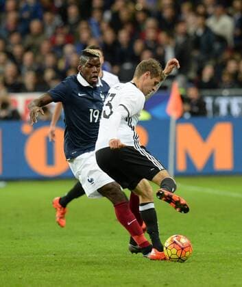Fussball, Herren, Länderspiel (Testspiel), Saison 2015 2016, Frankreich - Deutschland in Paris, v. l. Paul Pogba (Frankreich), Thomas Müller (Deutschland), 13.11. 2015,