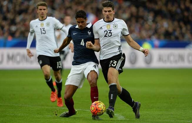 Fussball, Herren, Länderspiel (Testspiel), Saison 2015 2016, Frankreich - Deutschland in Paris, v. l. Thomas Müller (Deutschland), Raphael Varane (Frankreich), Mario Gomez (Deutschland), 13.11. 2015,