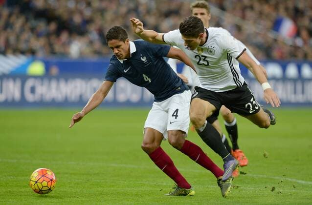 Fussball, Herren, Länderspiel (Testspiel), Saison 2015 2016, Frankreich - Deutschland in Paris, v. l. Raphael Varane (Frankreich), Mario Gomez (Deutschland), 13.11. 2015,