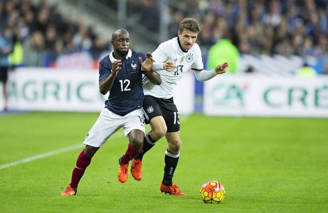 Paris St. Denis, 13.11.2015, Stade de France Thomas Müller (Deutschland) im Duell mit Lassana Diarra (FRA) Frankreich - Deutschland mm