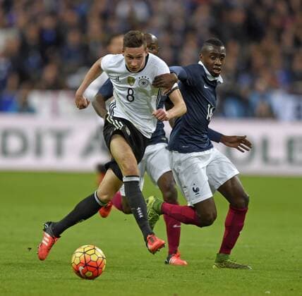 13.11.2015, Fussball Test-Länderspiel, Frankreich - Deutschland, im Stade-De-France in Paris (Frankreich), v.li: Julian Draxler (Deutschland) gegen Blaise Matuidi (Frankreich). 