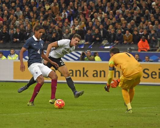 13.11.2015, Fussball Test-Länderspiel, Frankreich - Deutschland, im Stade-De-France in Paris (Frankreich), Mario Gomez (Deutschland) vergibt eine große Torchance gegen Torwart Hugo Lloris (Frankreich), li: Raphael Varane (Frankreich). 