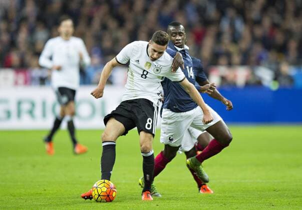 Paris St. Denis, 13.11.2015, Stade de France Julian Draxler (DFB) im Duell mit Blaise Matuidi (FRA) Frankreich - Deutschland mm