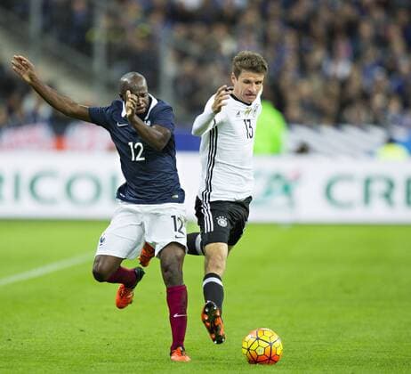 Paris St. Denis, 13.11.2015, Stade de France Thomas Müller (Deutschland) im Duell mit Lassana Diarra (FRA) Frankreich - Deutschland mm