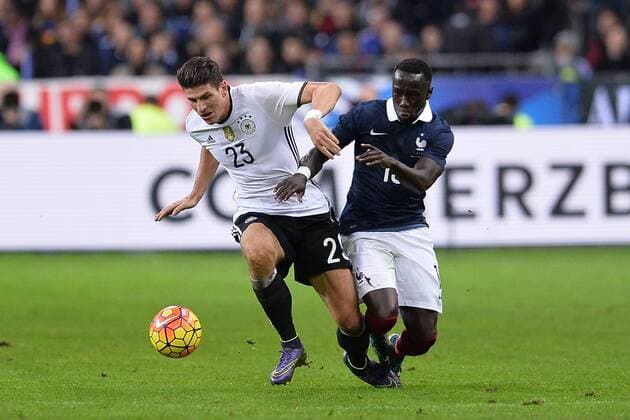 Fußball Länderspiel Frankreich - Deutschland am 13.11.2015 im Stade de France in Paris Mario Gomez ( Deutschland ), links - Steve Mandanda ( Frankreich ), rechts xTTx