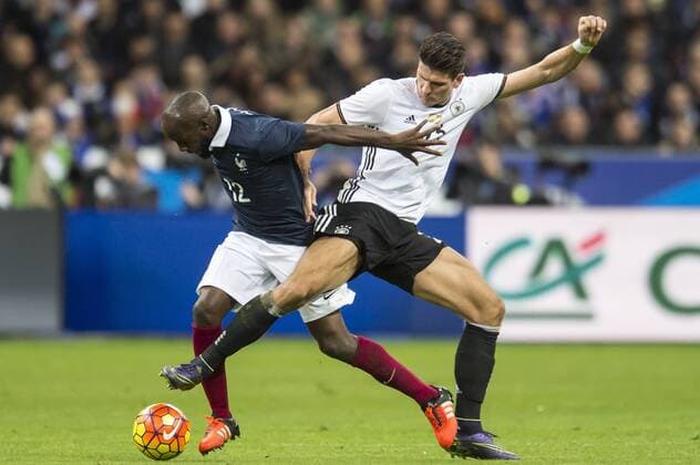 (L-R) Lassana Diarra of France, Thomas Muller of Germany during the International Friendly Länderspiel match between France and Germany on November 13, 2015 at the Stade France in Paris, France. France v Germany International Friendly 2015 2016 xVIxGerritxvanxKeulenxIVx 4582396