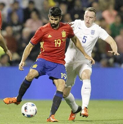 Spain s Diego Costa (l) and England s Phil Jones during International Friendly Länderspiel match. November 13,2015.  (2015111311)