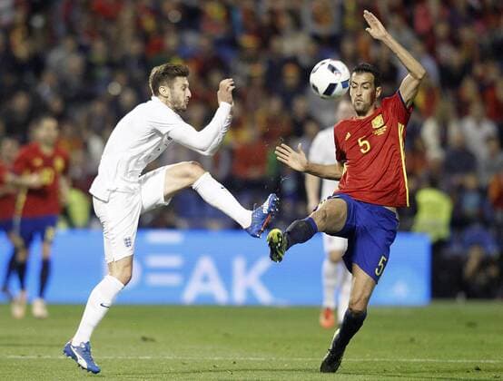 Spain s Sergio Busquets (r) and England s Adam Lallana during International Friendly Länderspiel match. November 13,2015.  (2015111312)