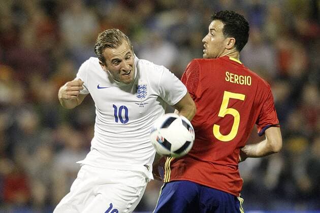 Spain s Sergio Busquets (r) and England s Harry Kane during International Friendly Länderspiel match. November 13,2015.  (2015111316)