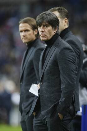 Trainer Joachim Jogi Löw (GER) . Links Co-Trainer Thomas Schneider (GER) . Frankreich-Deutschland . Fussball-Länderspiel 2015, Freundschaftsspiel . Paris, FRA, 13.11.2015 ,