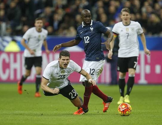 V.li. Mario Gomez (GER) , Lassana Diarra 8FRA) . Frankreich-Deutschland . Fussball-Länderspiel 2015, Freundschaftsspiel . Paris, FRA, 13.11.2015 ,
