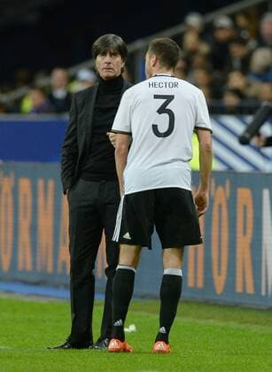 Fussball, Herren, Länderspiel (Testspiel), Saison 2015 2016, Frankreich - Deutschland in Paris, v. l. Trainer Joachim Löw (Deutschland) und der verletzte Jonas Hector (Deutschland), 13.11. 2015,